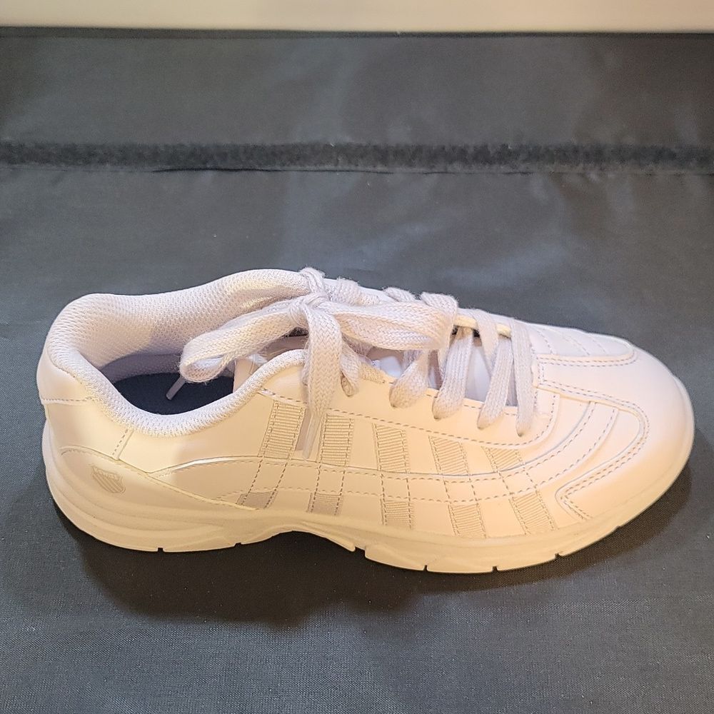 BRAND NEW K-SWISS LACE UP CLOSURE YOUTH11 SNEAKER G1